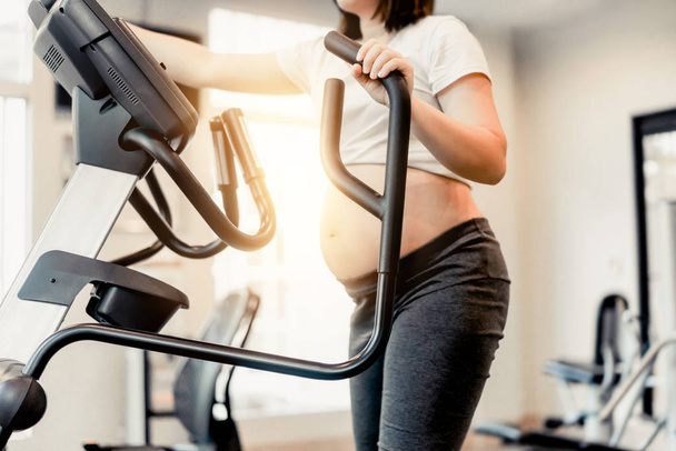 Aktywne ćwiczenia kobiet w ciąży w centrum fitness. - Zdjęcie, obraz