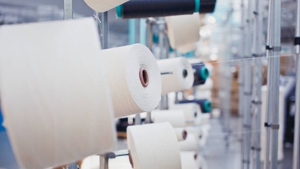 Fábrica têxtil na linha de produção de fiação e uma empresa de produção de máquinas e equipamentos rotativos
 - Foto, Imagem
