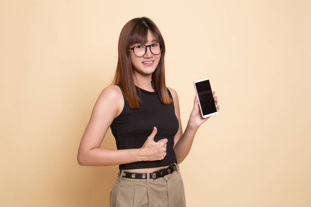 Young Asian woman show thumb up  with mobile phone. - Zdjęcie, obraz