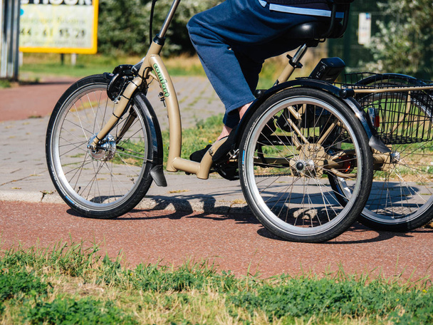 Senior man rijden moderne rechtop driewieler Nederland - Foto, afbeelding