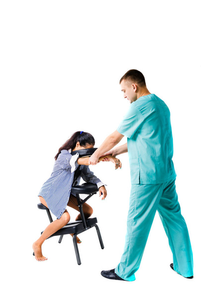 Thema Massage und Büro. männlicher Therapeut mit blauem Anzug bei Rücken- und Nackenmassage für junge Arbeiterinnen, Geschäftsfrau im Hemd auf Massagestuhl Shiatsu - Foto, Bild