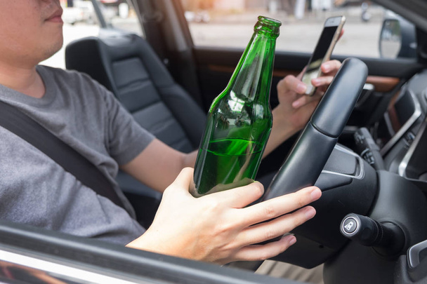 Don 't Drink for Drive conceito, jovem bêbado bebendo garrafa o
 - Foto, Imagem