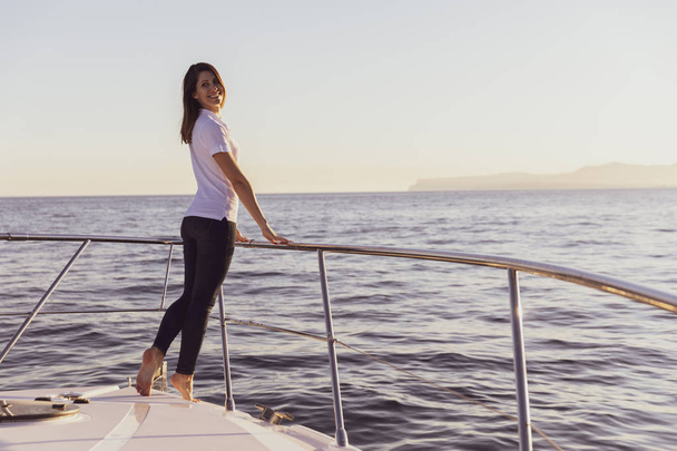 šťastná žena na jachtě - Fotografie, Obrázek