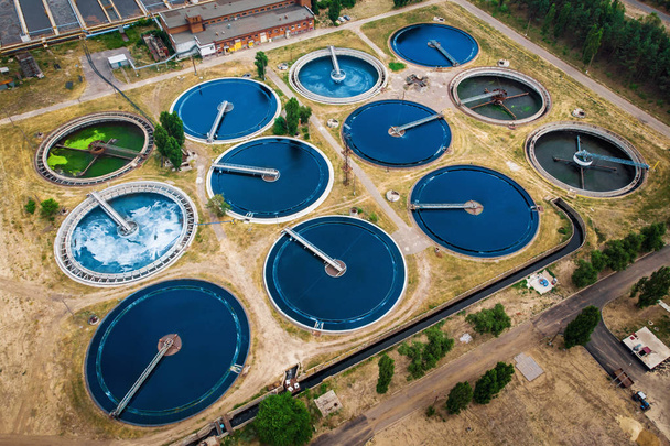 moderne Kläranlage mit runden Teichen zum Recyceln von Schmutzwasser, Luftaufnahme - Foto, Bild