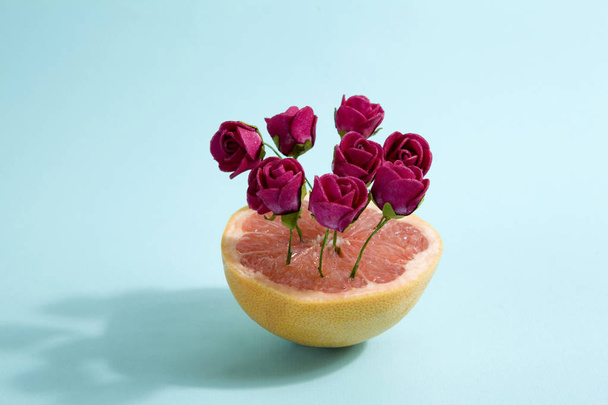 grapefruit and red roses - Zdjęcie, obraz