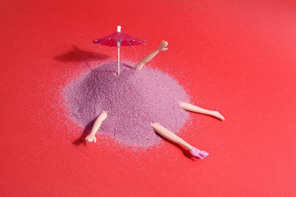 lalka i różowy piasek - Zdjęcie, obraz