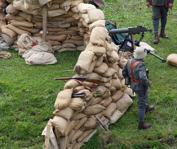 Soldados sentinela dentro do Forte feito com sacos de areia
 - Foto, Imagem