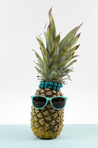 Pineapple sunglasses - Foto, afbeelding