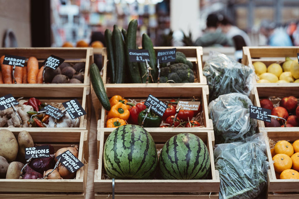 Frutas y hortalizas frescas a la venta en un mercado
. - Foto, Imagen