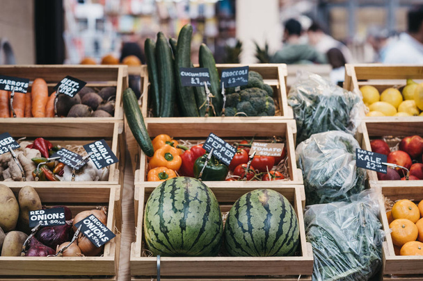 Verse groenten en fruit te koop op een markt. - Foto, afbeelding