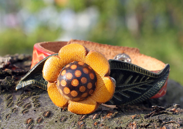 кожаный браслет с цветочной ручкой
 - Фото, изображение