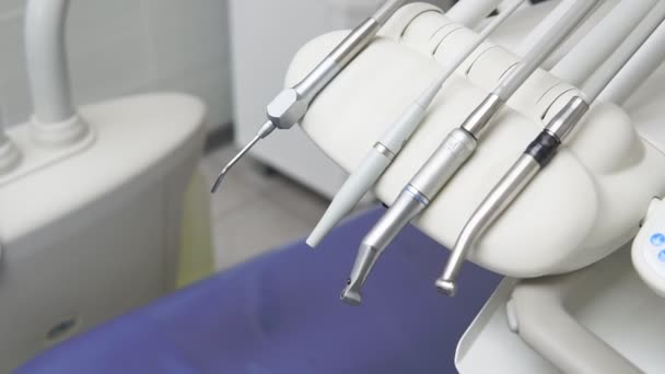 Stomatologisch instrument in de tandartsen kliniek. Medische apparatuur - Video