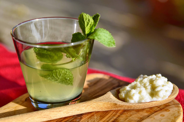 Bebida de Kefir de água com folhas de hortelã frescas
 - Foto, Imagem