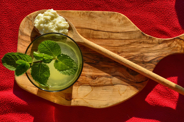 Bevanda di kefir dell'acqua con foglie di menta fresche
 - Foto, immagini