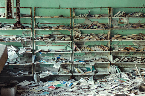 UKRAINE, PRIPYAT - AUGUST 19, 2017: Old textbooks in school number 3 of Pripyat - Foto, Imagem