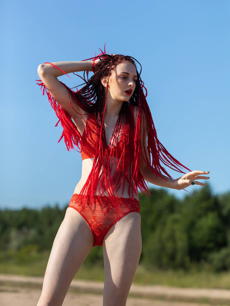 dziewczyna w czerwonym kostiumie kąpielowym na plaży - Zdjęcie, obraz