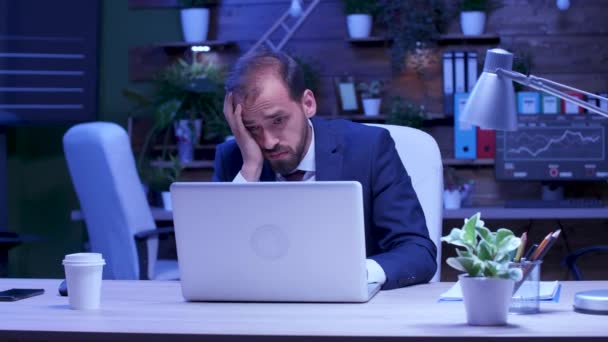 Hombre de negocios sobrecargado de trabajo se sienta frente a la computadora
 - Imágenes, Vídeo