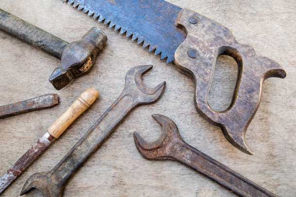 Различные строительные и ручные инструменты на деревянной доске
 - Фото, изображение