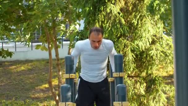 der athletische Mann macht Klimmzüge am Reck - Filmmaterial, Video