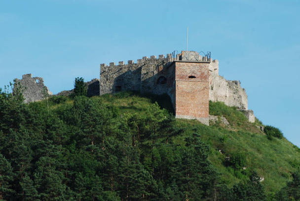 Αμυντικά τείχη και Πύργος εισόδου του παλιού κάστρου - Φωτογραφία, εικόνα