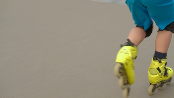 speed rollerblade hobby confident boy trick ramp - Footage, Video