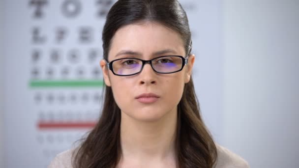Mujer infeliz aplicando lápiz labial y quitándose las gafas, sufriendo inseguridades
 - Metraje, vídeo