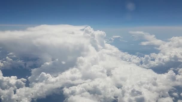 Lucht achtergrond met een real-time vlucht boven gezwollen wolken, gezien vanuit een vliegtuig. - Video