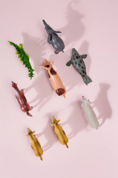 hayvanlar plastik heykelcik pembe arka plan - Fotoğraf, Görsel