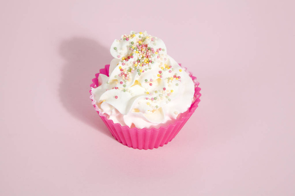 カップケーキはピンクを振りかける - 写真・画像