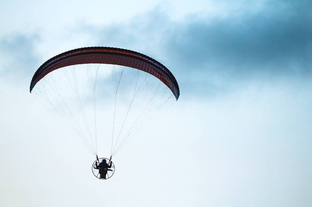 parapente silueta volando en el cielo en una neblina
 - Foto, Imagen