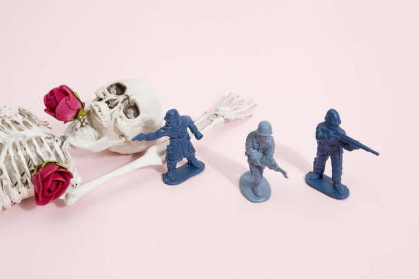 esqueleto rosa y soldados
 - Foto, Imagen