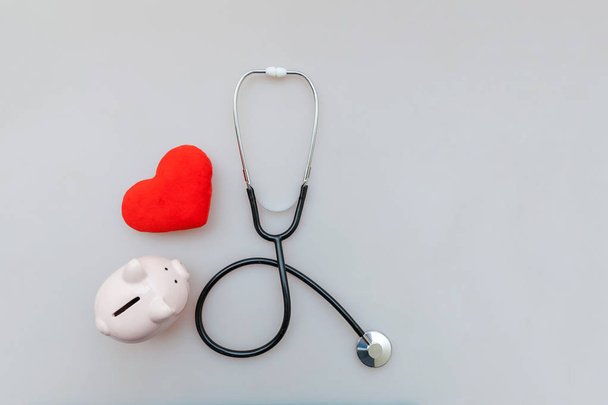 Medicina equipamento médico estetoscópio ou fonendoscópio porquinho e coração vermelho isolado em fundo branco
 - Foto, Imagem