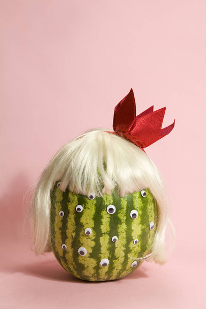 Freak Wassermelone mit Perücke  - Foto, Bild
