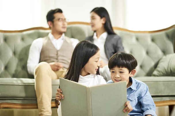 asiático hermano y hermana lectura libro juntos
 - Foto, Imagen