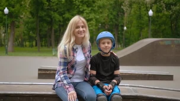 mother support son sport career roller ramp park - Záběry, video
