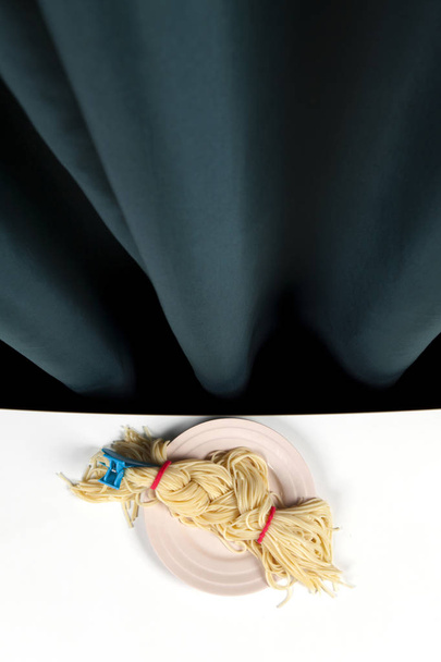cortina e trança de espaguete
  - Foto, Imagem
