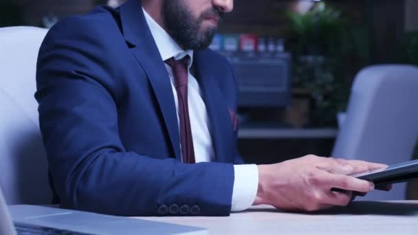 Close up of businessman hands using a tablet PC - Video, Çekim
