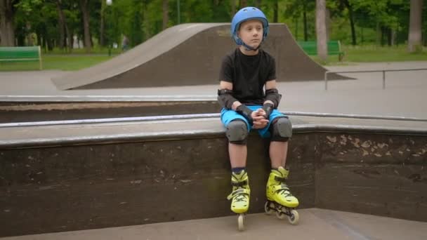 family support mom rollerblader son high five - Záběry, video