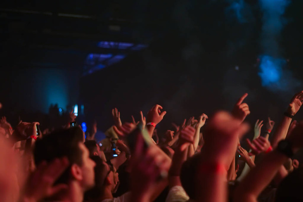 Silhouetten von Konzertbesuchern vor hellen Bühnenlichtern. Nachtleben und Konzert-Party-Konzept. - Foto, Bild