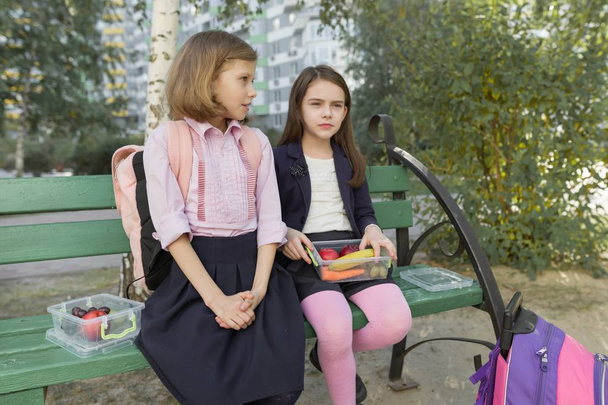 Herbstporträt von Kindern mit Lunchboxen, Schulrucksäcken. - Foto, Bild