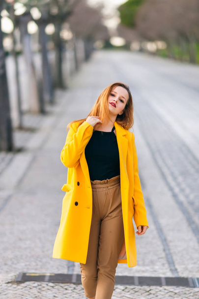 Концепція жіночої моди. дівчина в жовтому пальто з красивим м
 - Фото, зображення