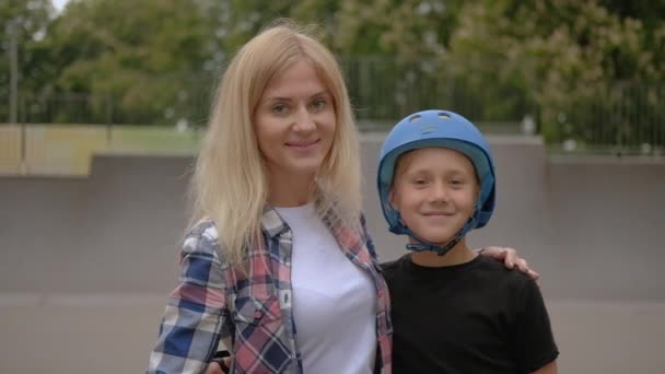 athletic family leisure roller son skateboard mom - Záběry, video