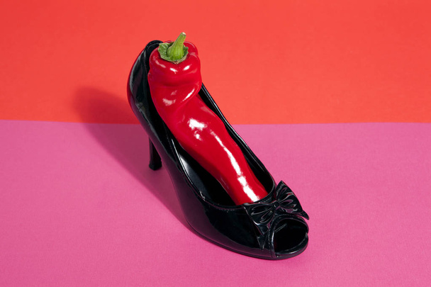 обувь и красный перец внутри
 - Фото, изображение