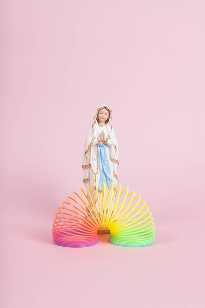 Virgin Mary rainbow string and pink - Foto, Imagen