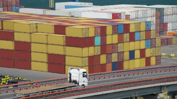 Los camiones cruzan el puerto industrial con contenedores: transporte de carga y concepto de envío
 - Metraje, vídeo