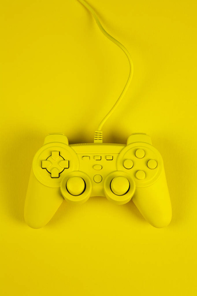 黄色で遊ぶ - 写真・画像