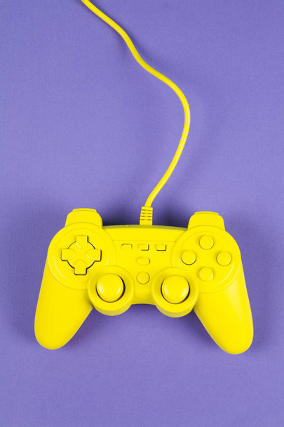 играть в желтый и фиолетовый
 - Фото, изображение