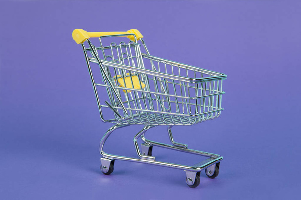 nákupní košík na purpurovém pozadí - Fotografie, Obrázek