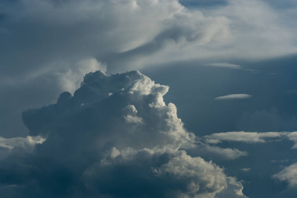 Şiddetli bulutlu fırtınalı gökyüzü. - Fotoğraf, Görsel