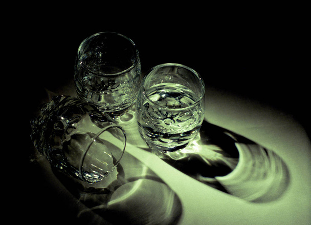 Copos vazios para bebidas alcoólicas vodka de pé no woo
 - Foto, Imagem
